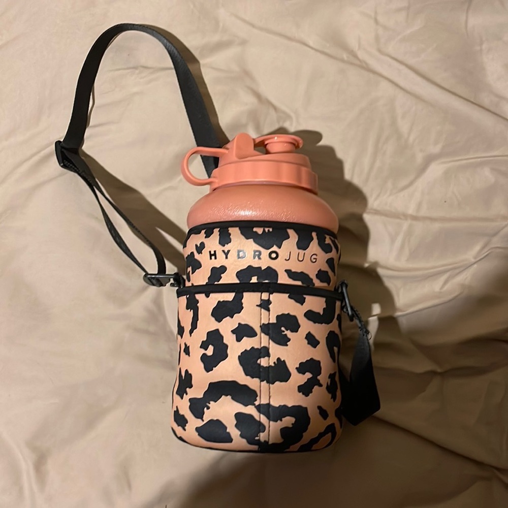 Hydrojug in blush with leopard savannah pro sleeve
